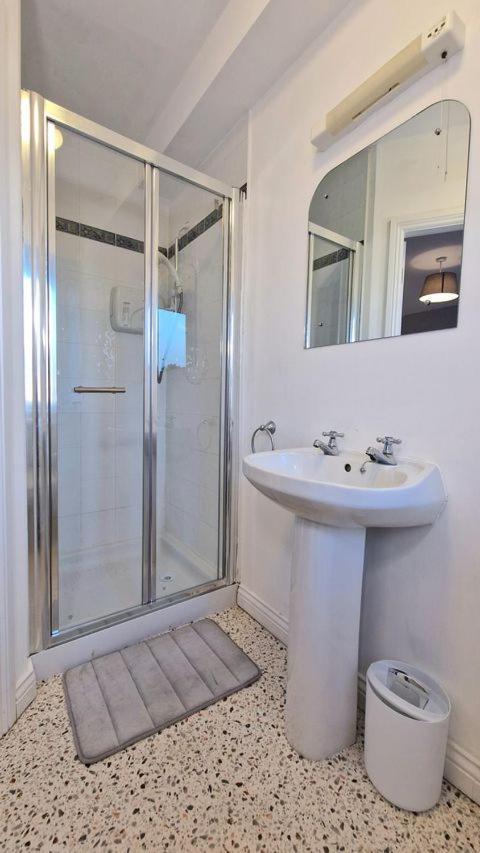 Cosy 3 Bedroom All Ensuites Galway Bagian luar foto